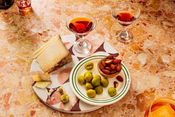 Best Snacks to Pair with Happy Hour Drinks 1